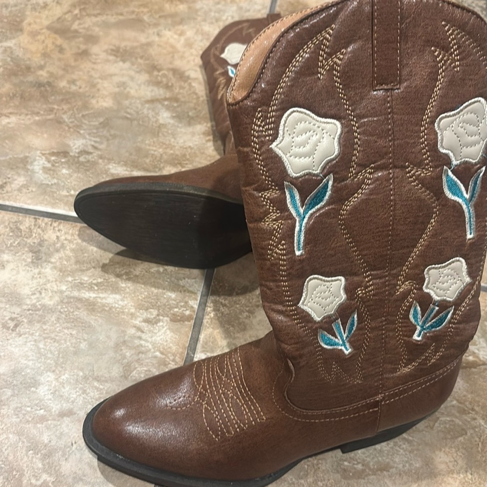 Boots 8.5 size very cute